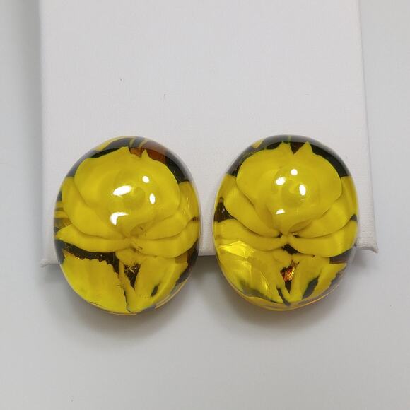 Vintage Yellow Lucite Flower Inside Clip Earrings, Yellow Clear, White Rose - Picture 7 of 10